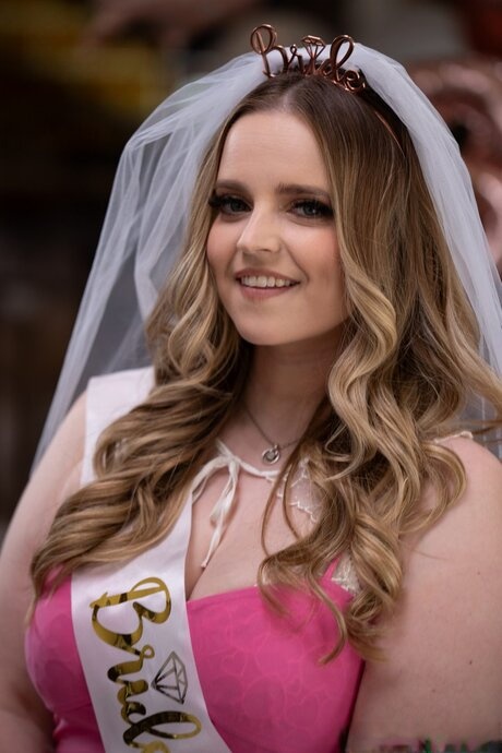 Codi Vore seduced by horny shemale Ariel Demure before wedding - 4