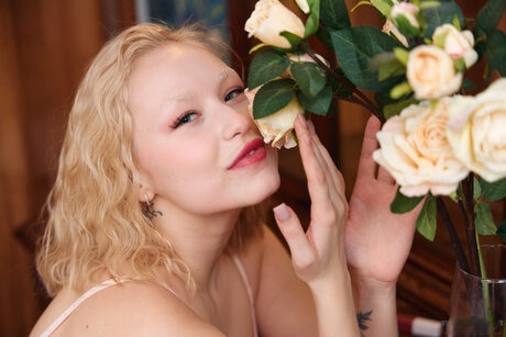Sensual Sara Bork se complace apasionadamente su coño afeitado con dedos delicados - 2