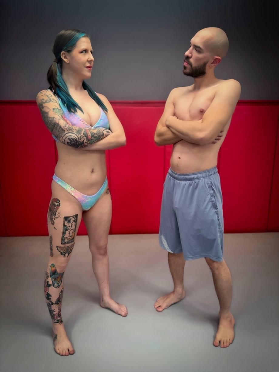 La salvaje Nikki Zee tatuada es follada por Peter King en una lucha libre desnuda - 2