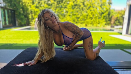 Kitana Montana provoca nuda prima della follia sessuale cruda in POV - 2