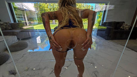 Kitana Montana provoca nuda prima della follia sessuale cruda in POV - 12