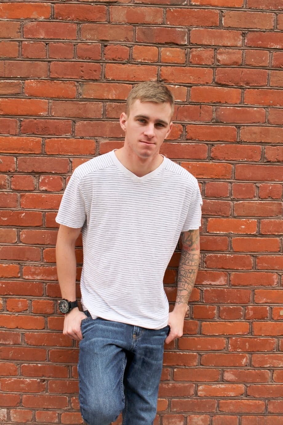 Ryan Jordan stuzzica il suo grosso cazzo gonfio rimanendo completamente nudo - 3