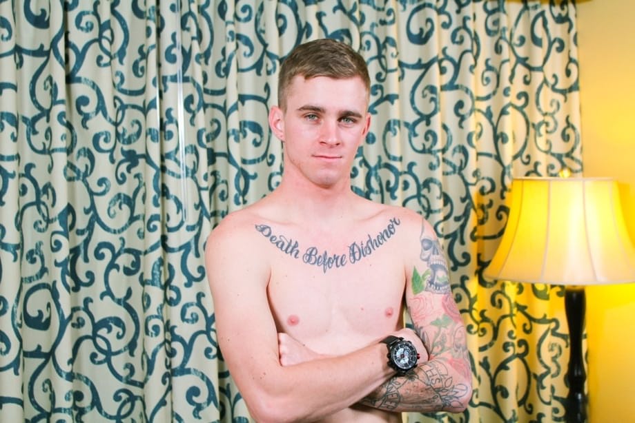 Ryan Jordan stuzzica il suo grosso cazzo gonfio rimanendo completamente nudo - 21