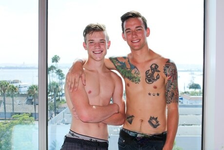 Escena caliente mientras Scott Finn y Matthew Reeves intercambian mamadas antes de una intensa acción anal a pelo - 1
