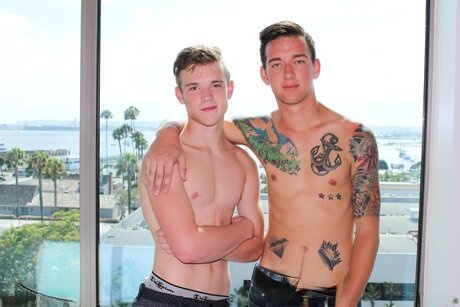Escena caliente mientras Scott Finn y Matthew Reeves intercambian mamadas antes de una intensa acción anal a pelo - 2