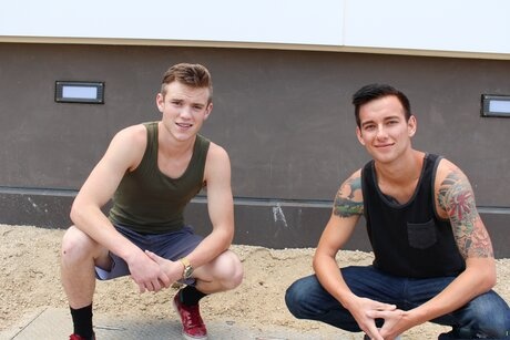 Escena caliente mientras Scott Finn y Matthew Reeves intercambian mamadas antes de una intensa acción anal a pelo - 3