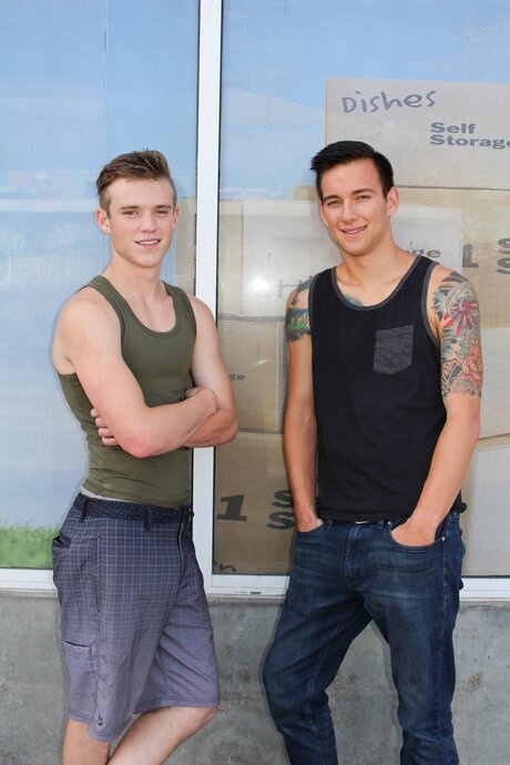 Escena caliente mientras Scott Finn y Matthew Reeves intercambian mamadas antes de una intensa acción anal a pelo - 5