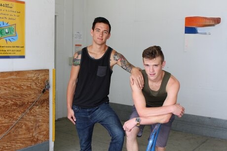 Escena caliente mientras Scott Finn y Matthew Reeves intercambian mamadas antes de una intensa acción anal a pelo - 6