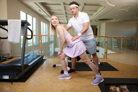 McKenna Lynn, la petite joueuse de tennis, se fait baiser violemment par son entraîneur - 4