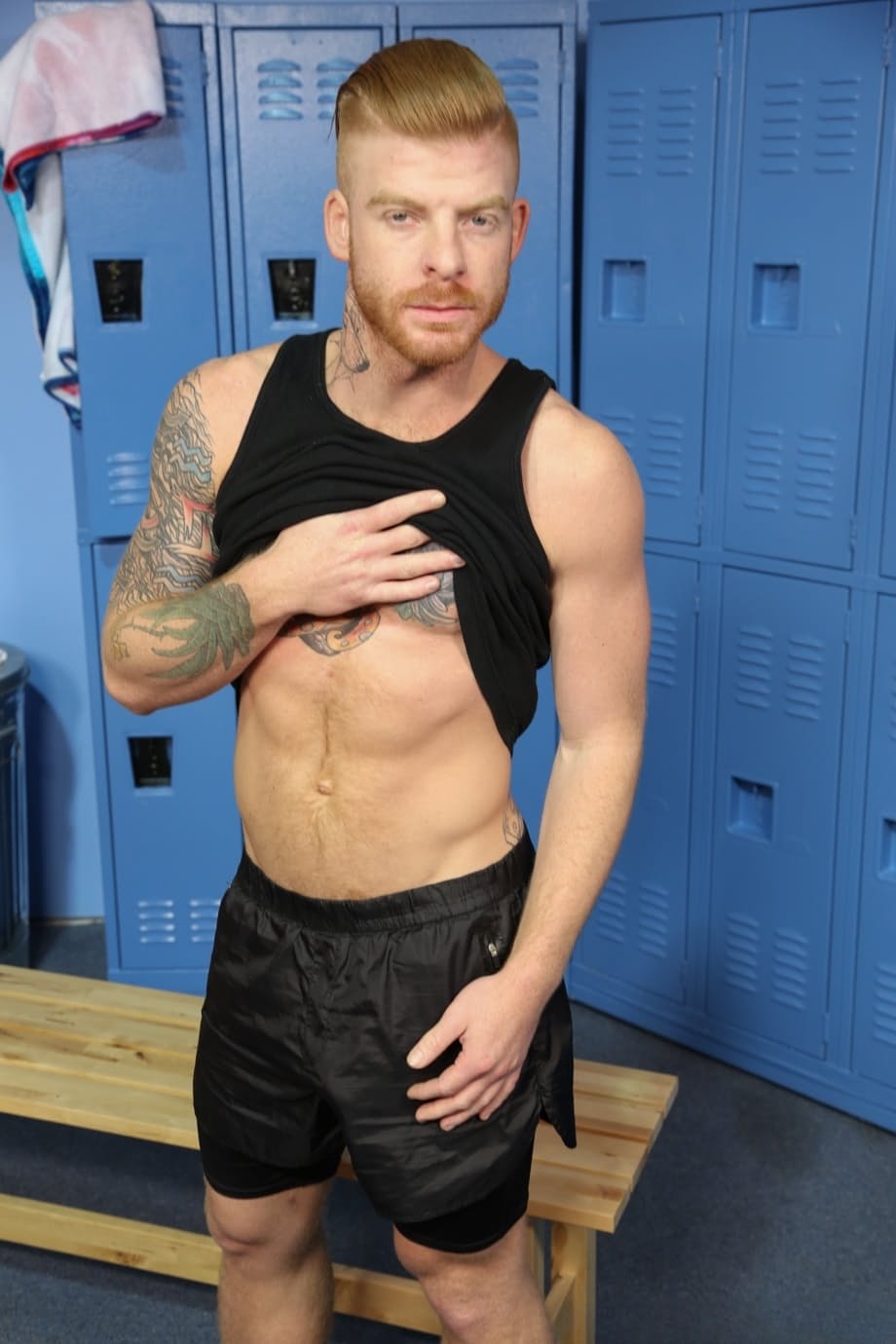 Bennett Anthony enfonce profondément le torride Cameron avec un jeu anal intense - 3