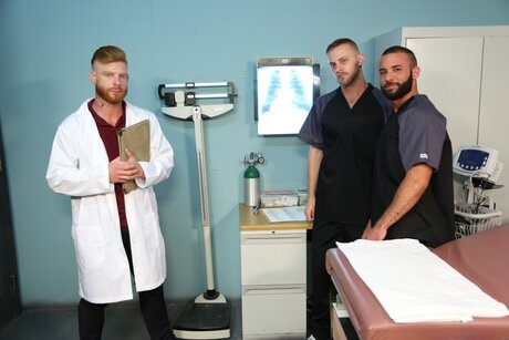 Chandler Scott rejoint le docteur Bennett Anthony pour un wild trois du goûteur gay à la broche - 2