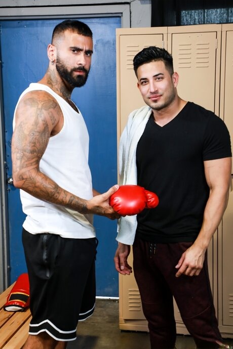 Rikk York and Hunter Vance muscular hunks heat up the locker room - 1