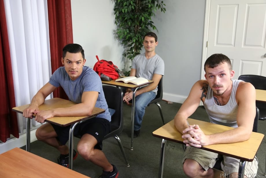 Schoolmates Ethan Slade, Jimmie Slater & Lance Barr fuck in a gay 3some