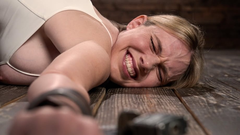 Leigh Raven domina a una rubia sumisa en una intensa sesión lésbica con kink - 1