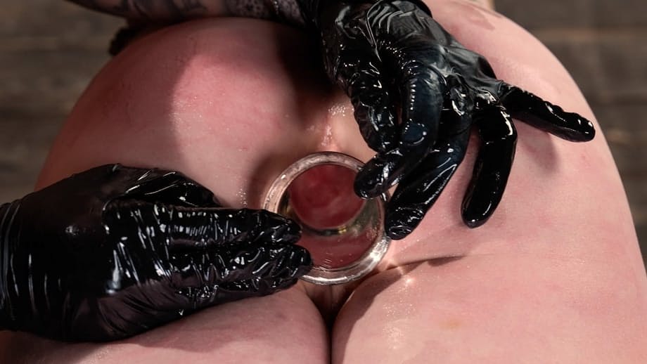 Leigh Raven domina a una rubia sumisa en una intensa sesión lésbica con kink - 12
