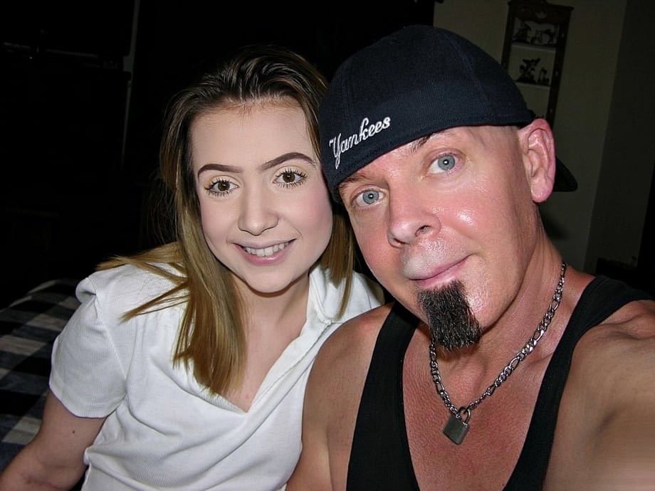 Piccola e focosa Daisy Bean succhia la verga di uno stallone più maturo poi ingoia ogni goccia del suo sperma bollente - 1