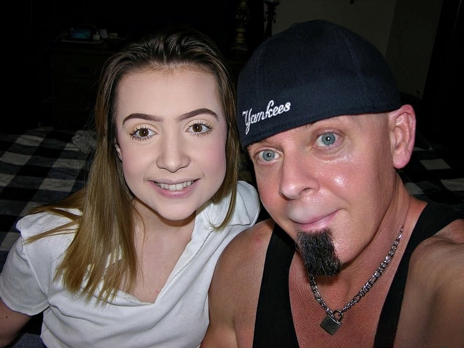 Piccola e focosa Daisy Bean succhia la verga di uno stallone più maturo poi ingoia ogni goccia del suo sperma bollente - 2
