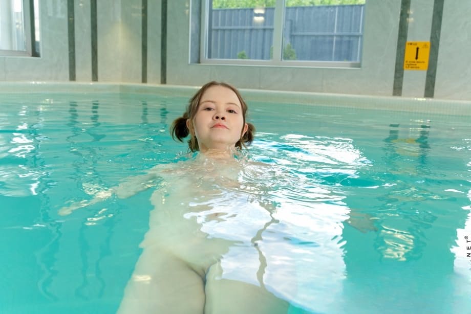 La impresionante Rebecca Nikson exhibe sus tetas masivas junto a la piscina - 20