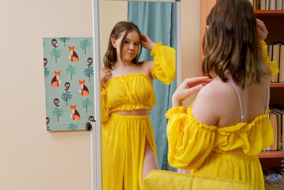 Nubiles presenta a Rebecca Nikson mostrando su coño húmedo y tetas respingonas - 1