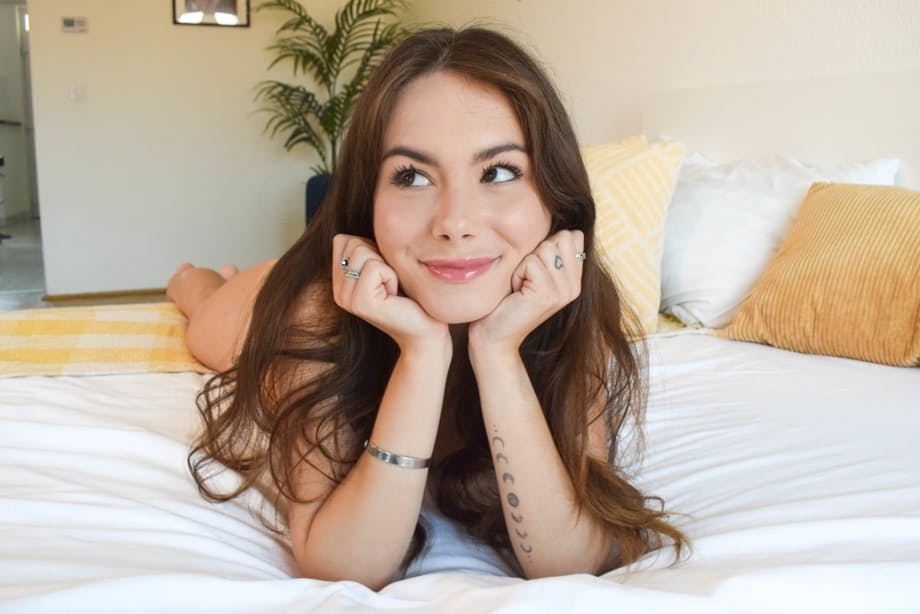 Liz Ocean montre son doux visage de tamia en suçant une grosse bite blanche - 4