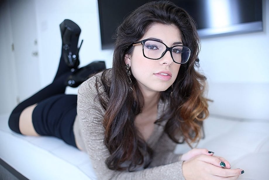 Amateur beauty Ava Taylor glasses tease turns into passionate POV BJ cum tasting - 2