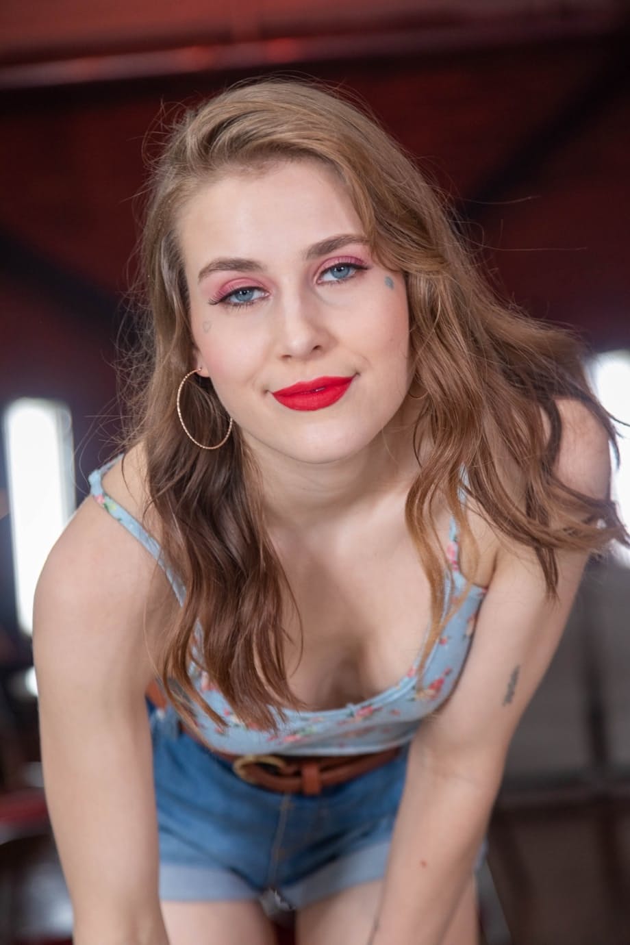 Pornstar with red lipstick Fiona Sprouts enjoys a POV fuck & facial cumshot