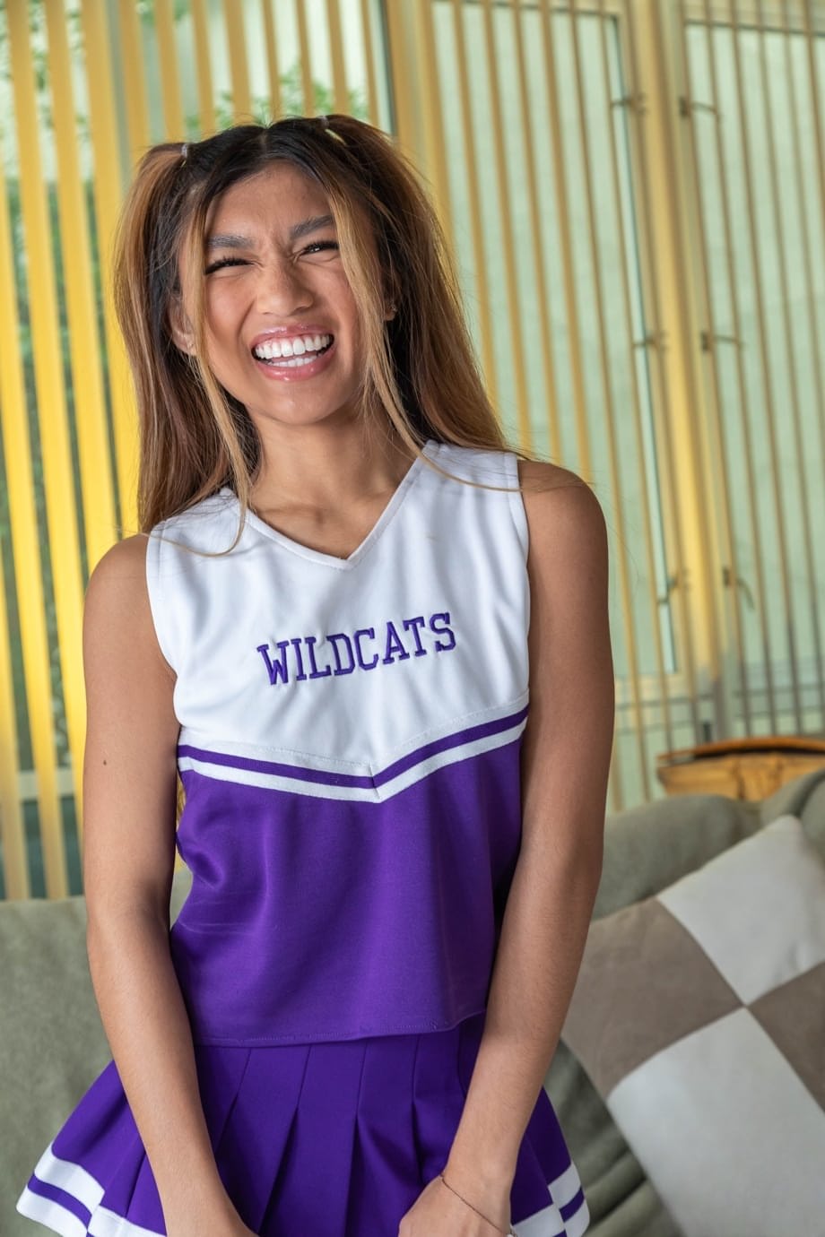 La deliziosa e minuta cheerleader Clara Trinity viene divorata e ricoperta da fiotti densi dopo un intenso amplesso in POV - 1