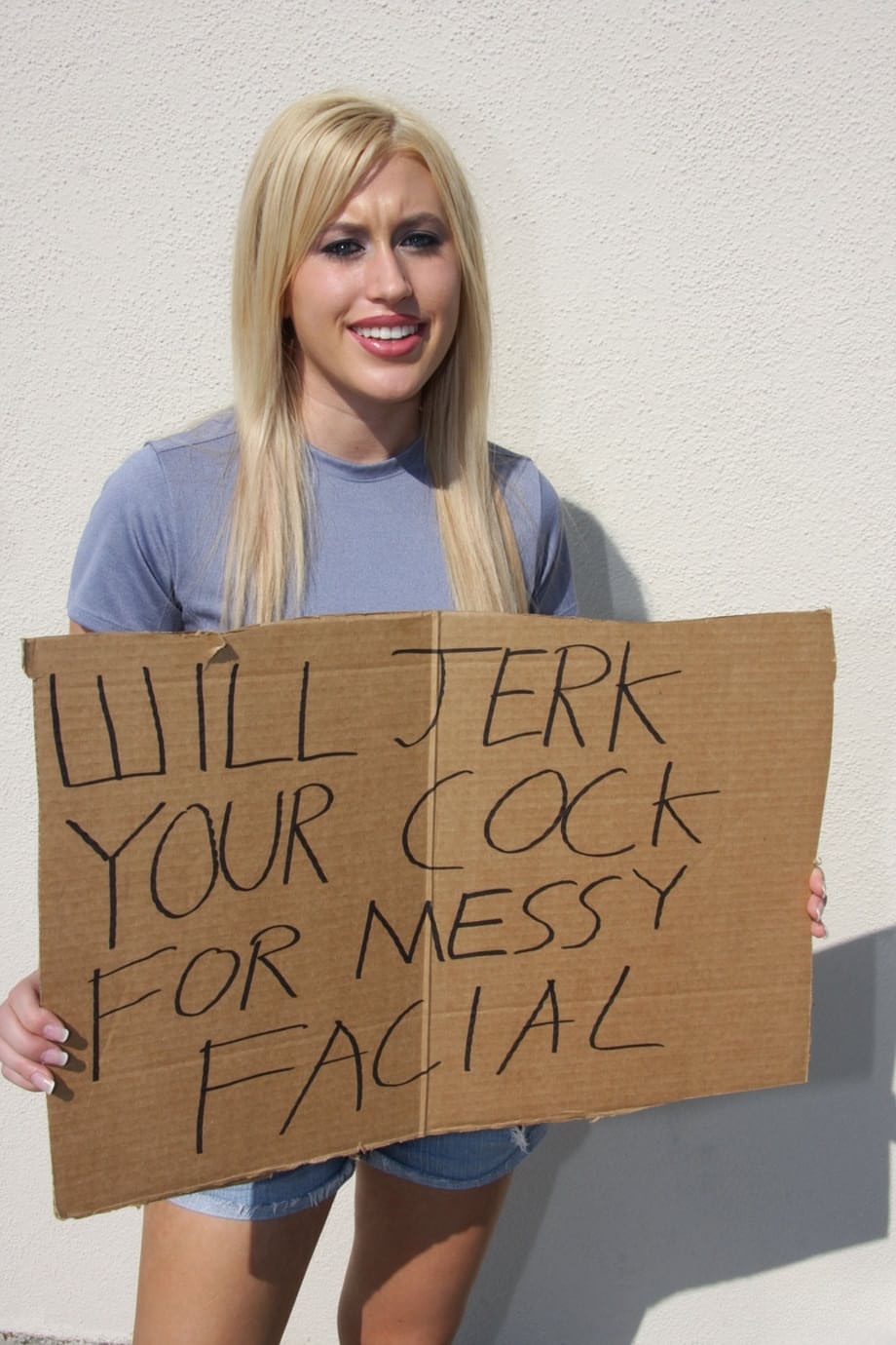 La rubia Megan Moore ordeñando la polla de Chris Strokes hasta sacar el semen en su cara - 1
