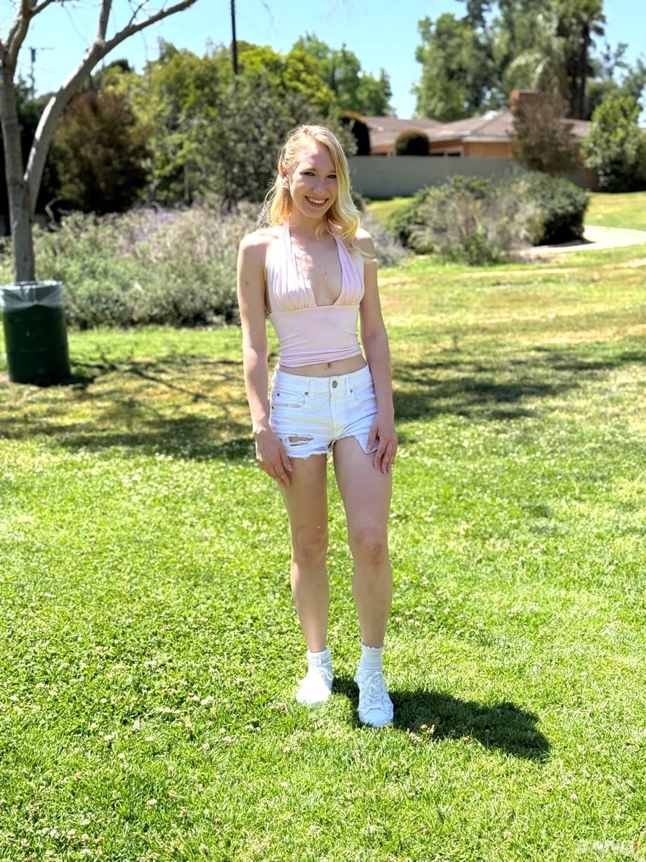 La superbe blonde McKenna Lynn se dénude avec une provocation lente et aguichante avant une séance hardcore en POV brûlante et passionnée - 1
