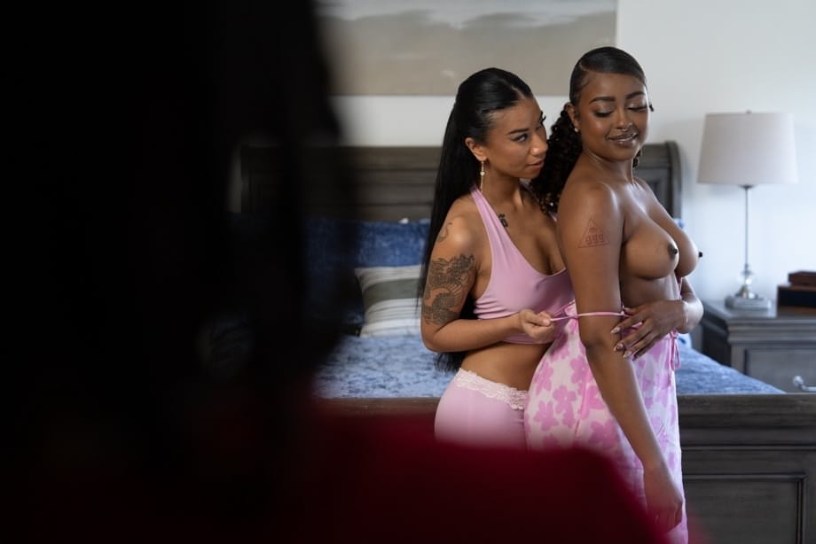 Obsession et ses amies dévorent des chattes ruisselantes lors d’un triolisme lesbien inoubliable - 4