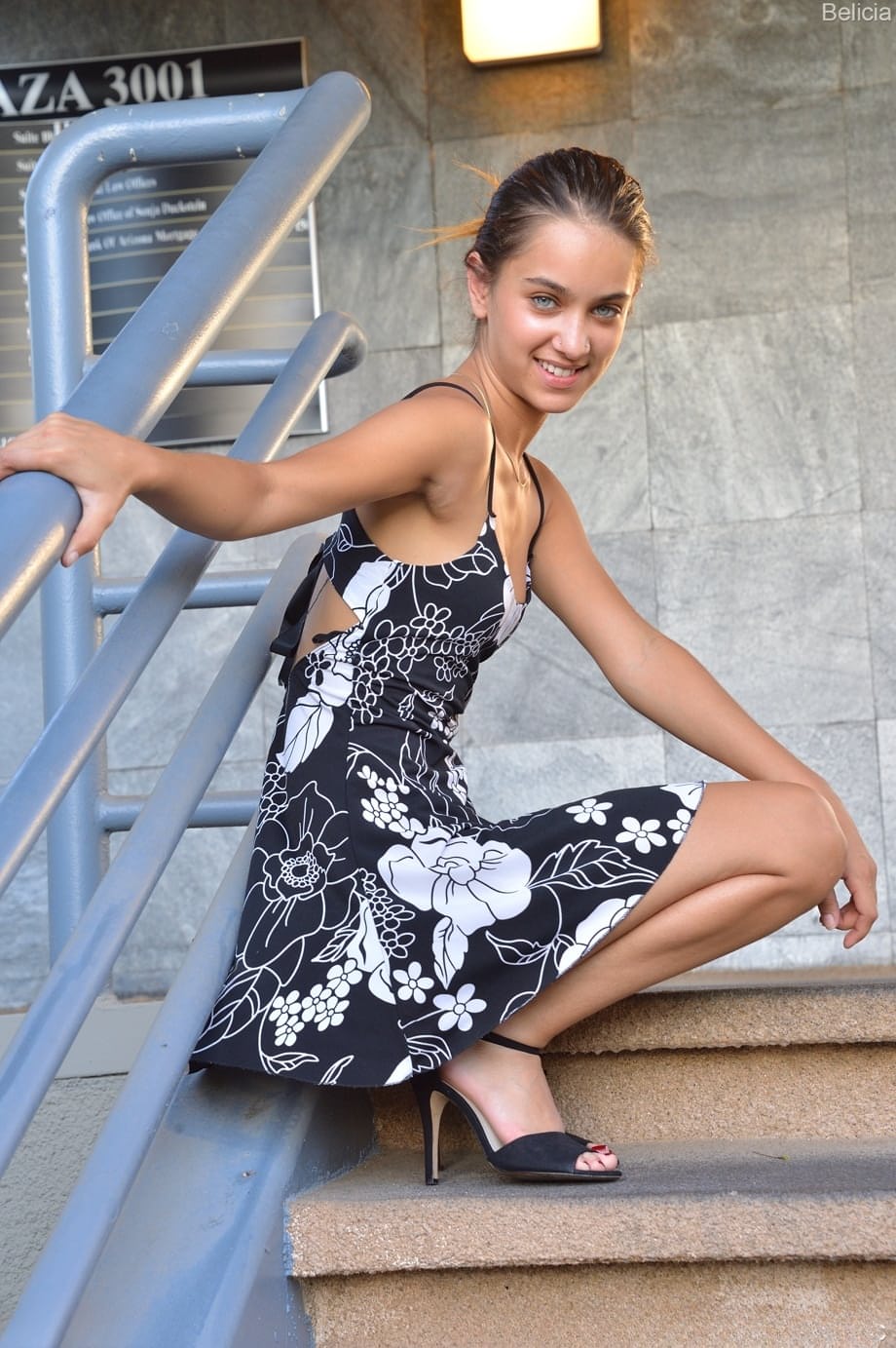 Uma Jolie films wild public fisting tease - 7