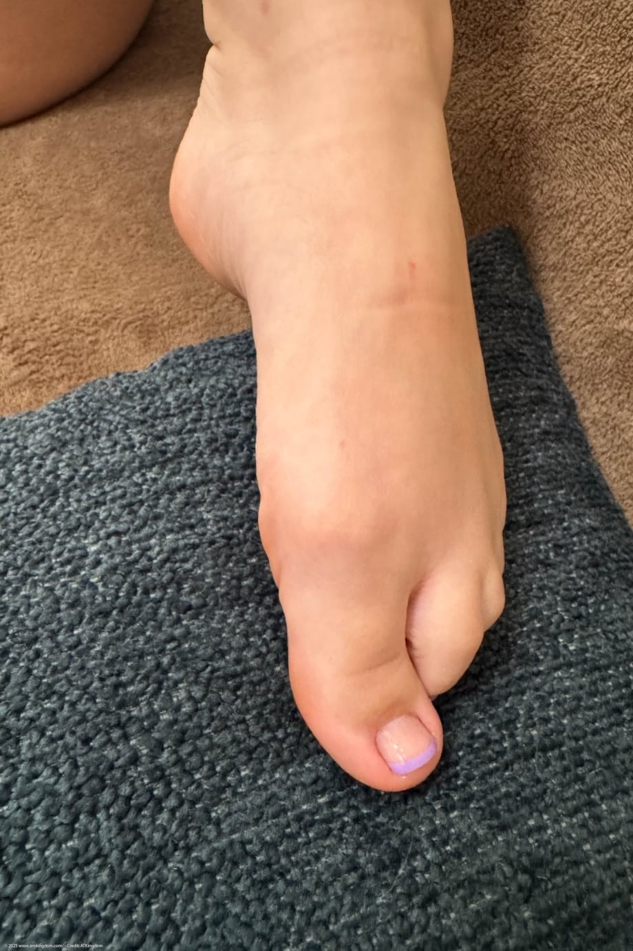 Juniper Ren enlève ses vêtements lentement et écarte ses lèvres de petite chatte serrée - 11