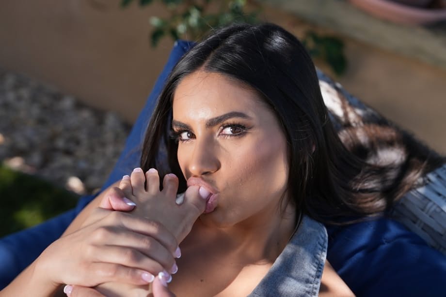 Isa Bella se desnuda al aire libre deseando un travieso culto a sus pies con su sensual belleza morena - 19