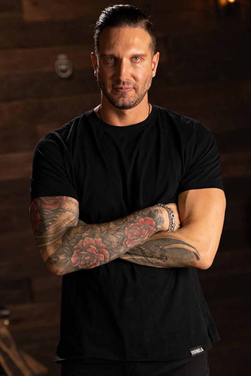 Brooke Johnson dominée par un dom tatoué : la beauté pâle attachée vigoureusement doigtée - 17