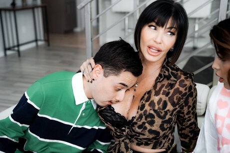 Juan Loco esplora il doppio piacere con le vogliose MILF Shay Fox e Hazel Heart - 11