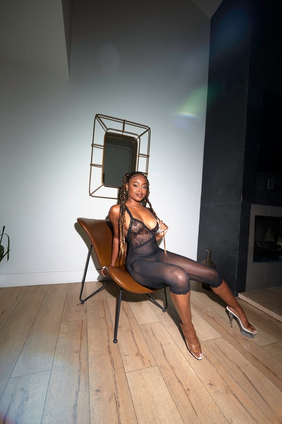 Baby Gemini y sus amigas ébano muestran sus curvas provocándoles vergas negras duras - 1