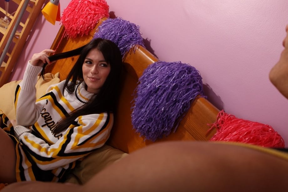 Diabella Eclair follada a pelo a cuatro patas como una guapa animadora morena traviesa - 1