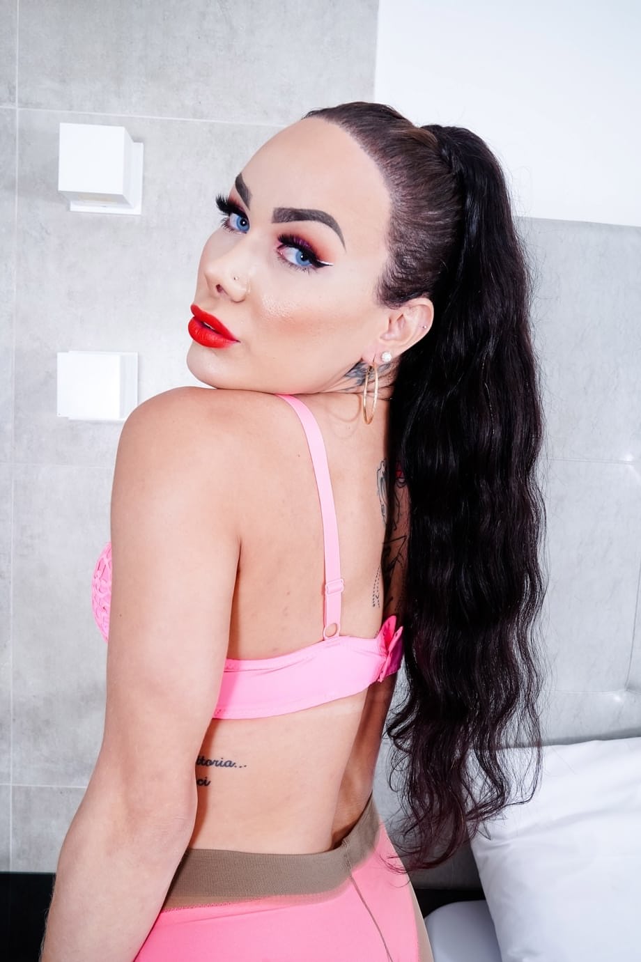 La séduisante Latina Kalena Rios aux lèvres cramoisies exhibant ses seins et son énorme queue palpitante - 1