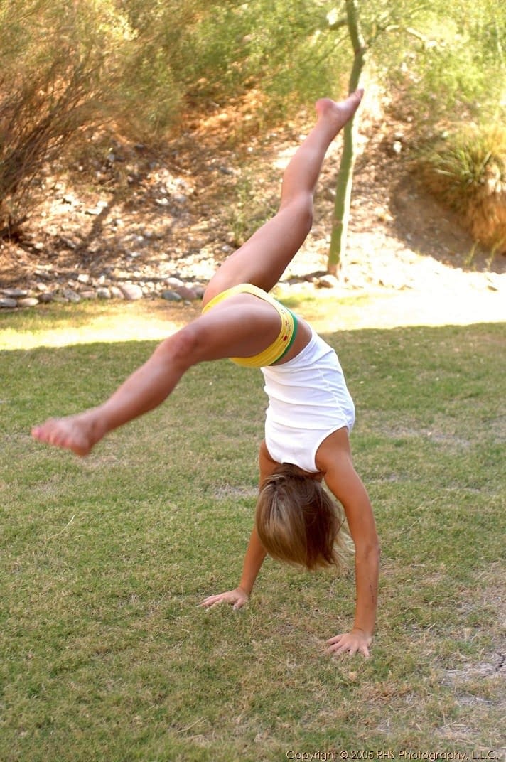 Courtney Simpson flashes her hairless pussy mid-air in an explicit backyard handstand - 8