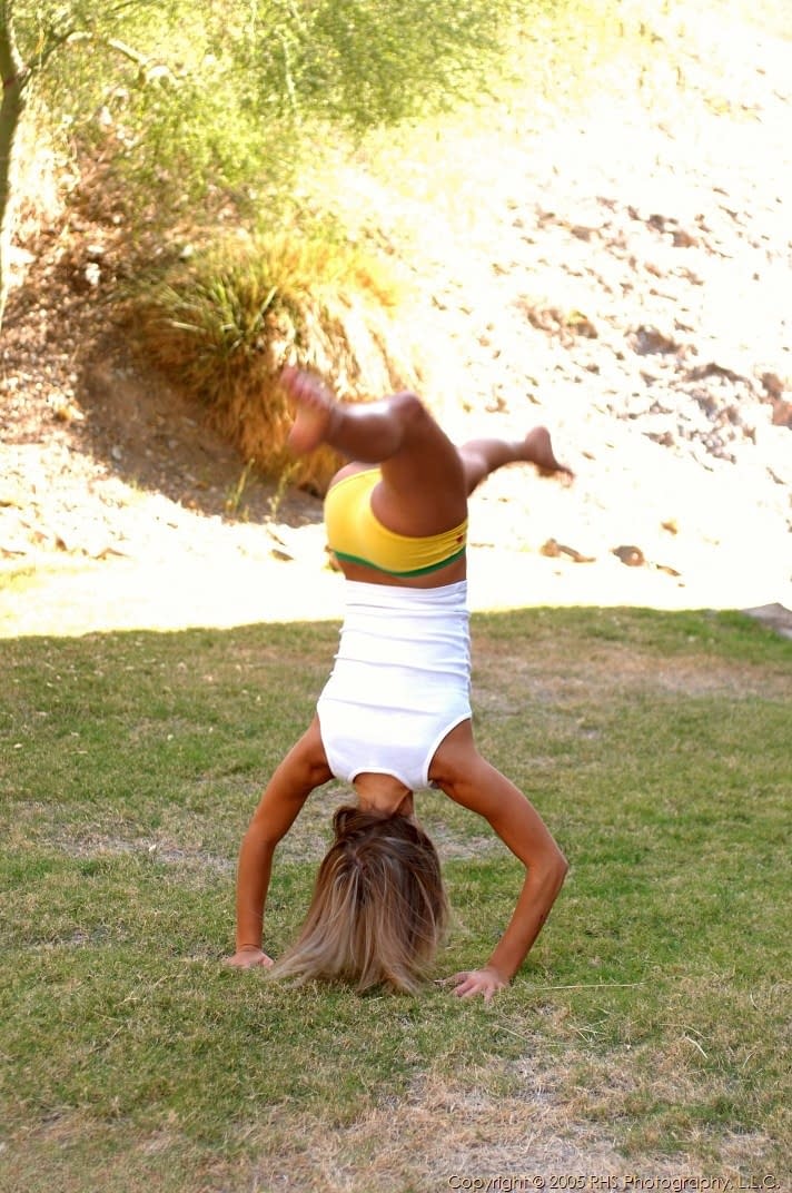 Courtney Simpson flashes her hairless pussy mid-air in an explicit backyard handstand - 9