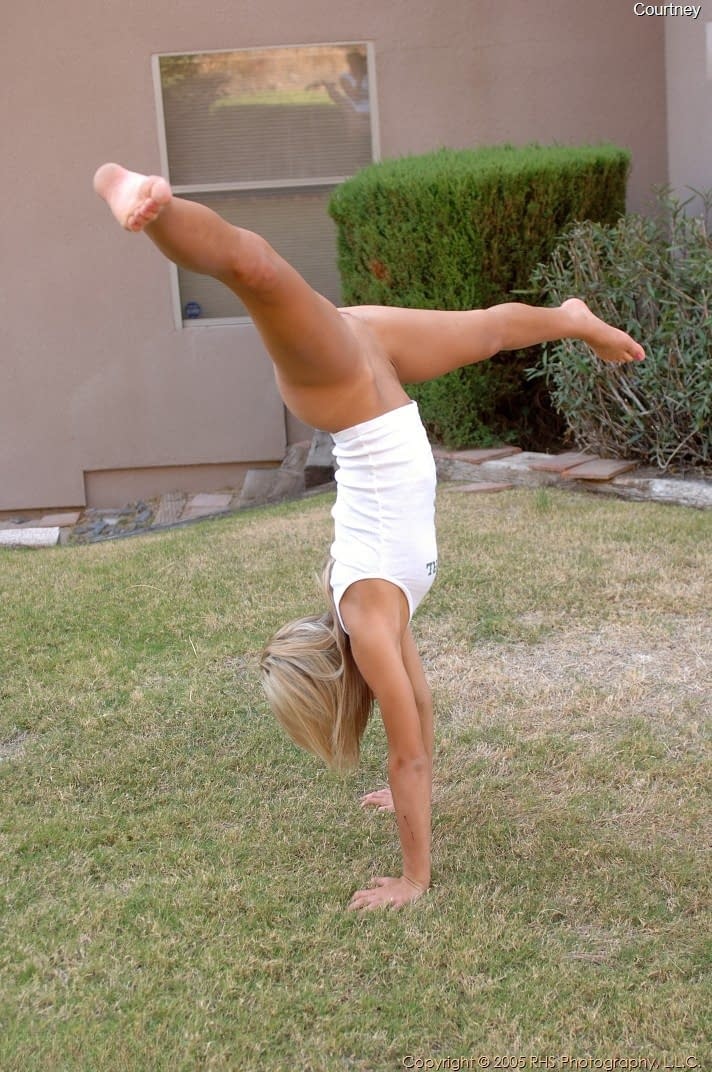 Courtney Simpson flashes her hairless pussy mid-air in an explicit backyard handstand - 14