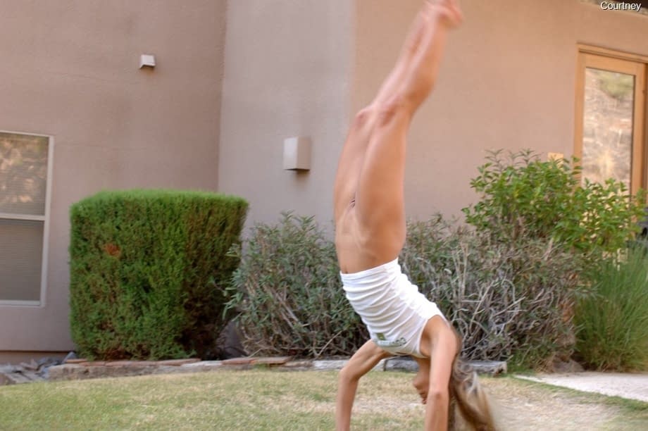 Courtney Simpson flashes her hairless pussy mid-air in an explicit backyard handstand - 18