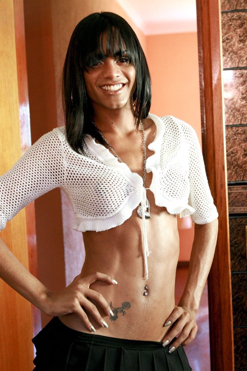 Une séance chaude et sensuelle en solo sous la douche avec la sublime trans Kawanna Di Prado qui se déshabille entièrement nue - 1