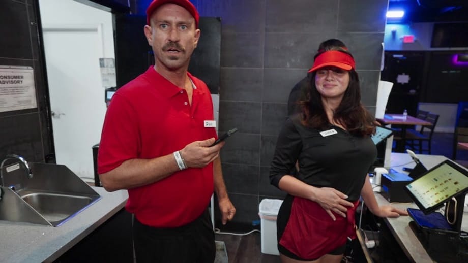 Mike Ox se folla el jugoso y gran culo de la tetona Anais Amore en la trastienda de la tienda - 1