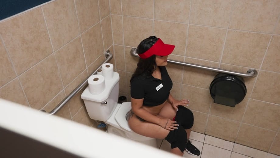 Mike Ox se folla el jugoso y gran culo de la tetona Anais Amore en la trastienda de la tienda - 3