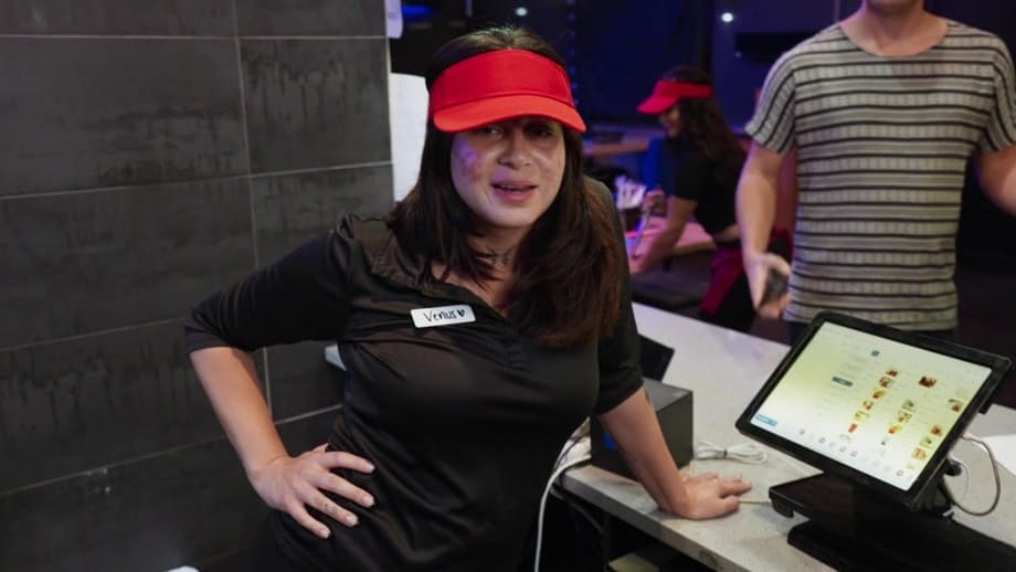 Mike Ox se folla el jugoso y gran culo de la tetona Anais Amore en la trastienda de la tienda - 4