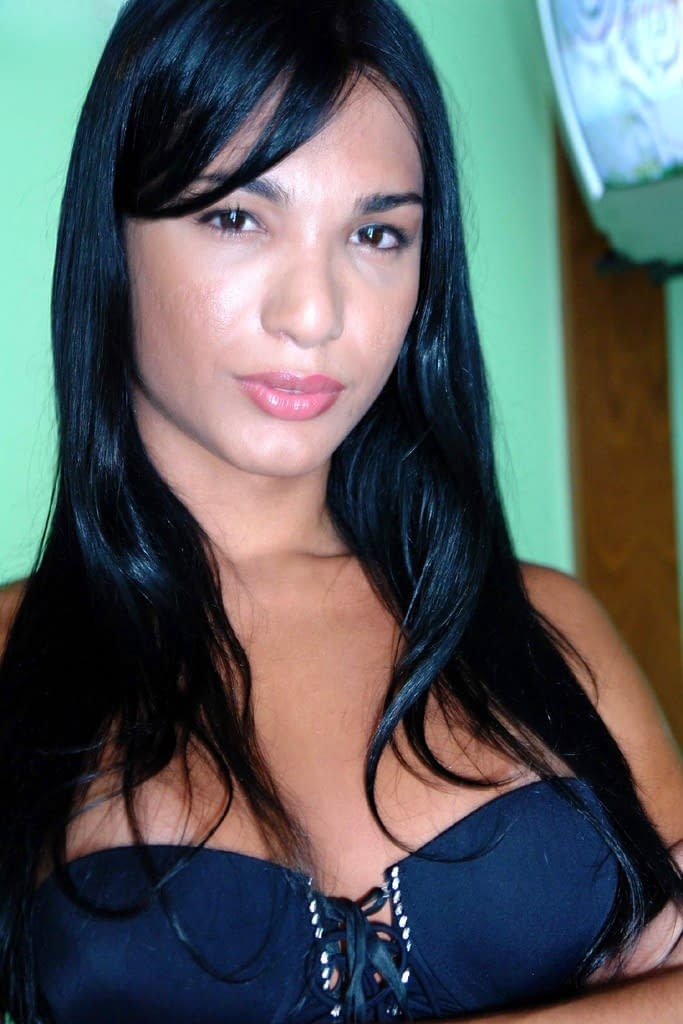La star TS brésilienne Bruna Tavares se déshabille entièrement dans un déluge orageux avec un strip-tease chaussée de talons - 1