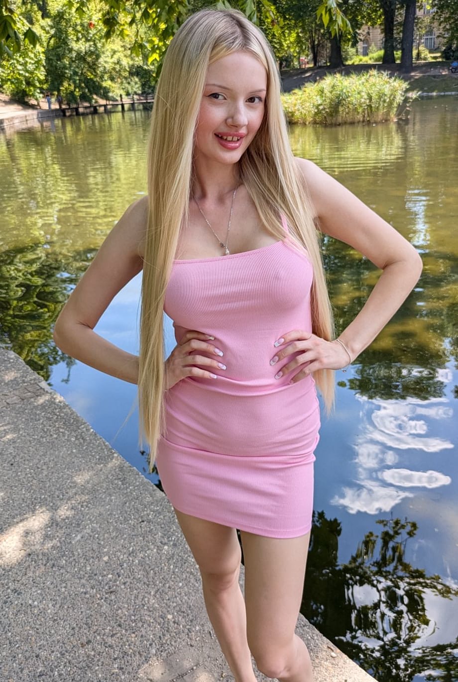 Blonde pulpeuse Angelica Heaven enlève sa robe rose révélant d'immenses seins naturels - 4