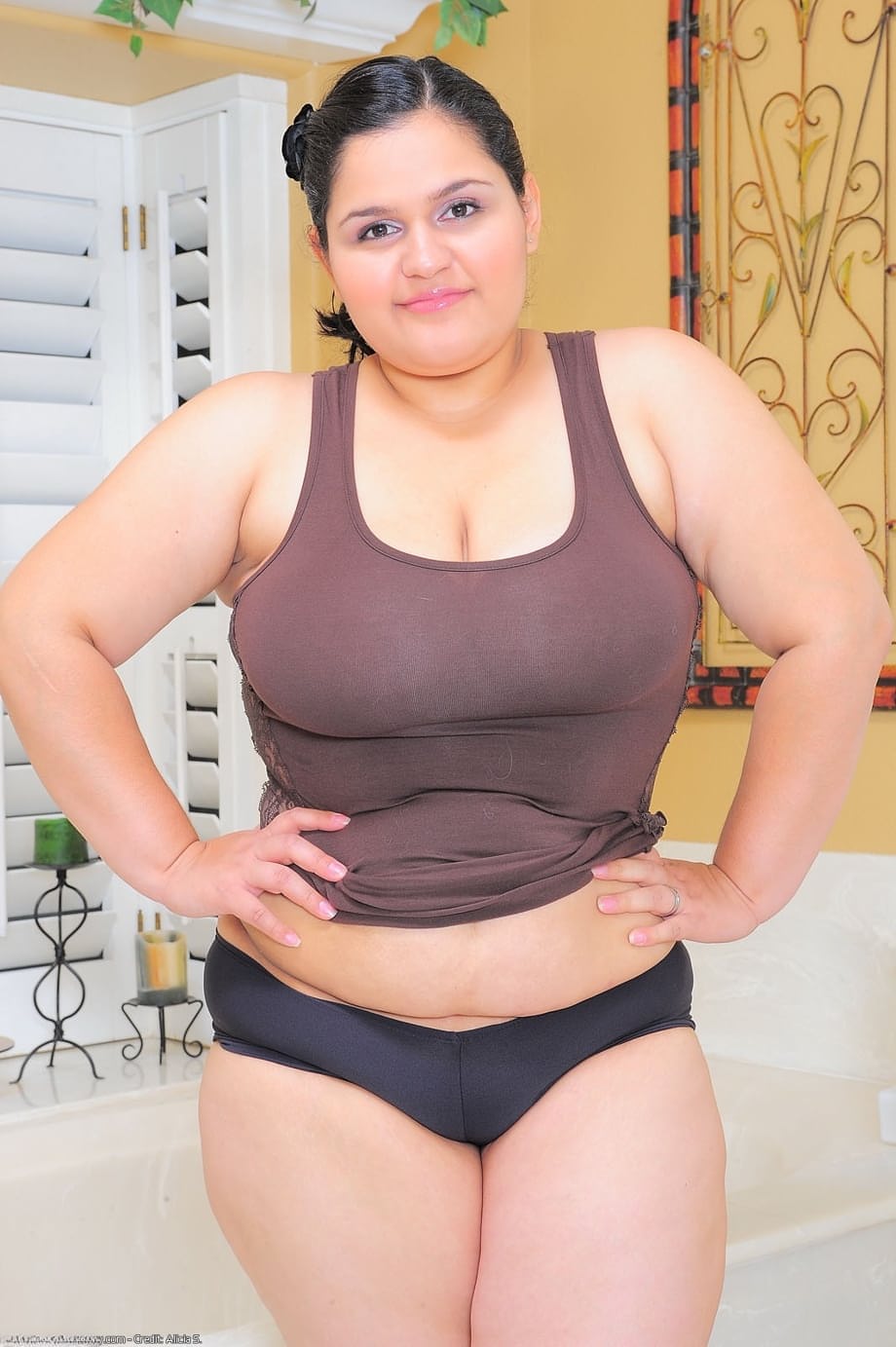 Karla Lane nue dans la salle de bain, taquinant sa chatte de BBW qui dégoulinne - 4