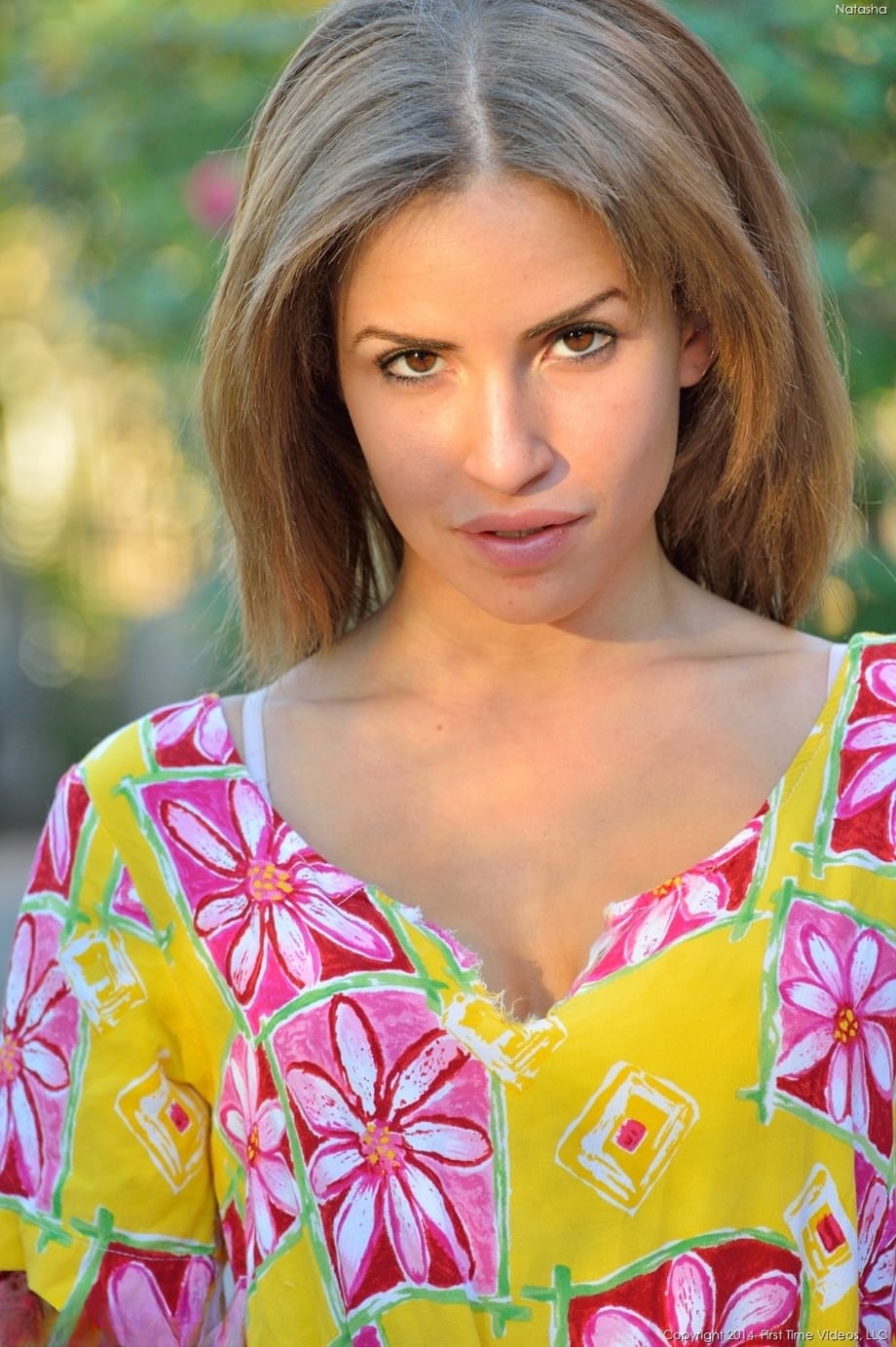 Cindy Crawford se déshabille nue dans les rues en posant, enlevant chaque vêtement - 8